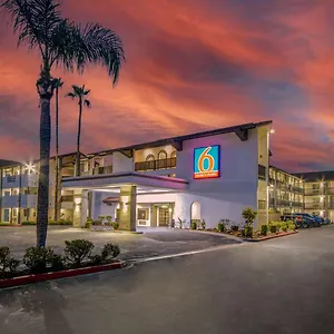 Hotel 6 Ca Convention Center Airport, Ontario